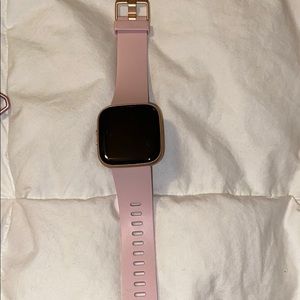 Fitbit Versa 2 rose gold, pink band.